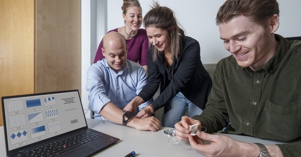 {"en"=>"Electrohydraulic Wearable Devices Create Unprecedented Haptic Sensations", "de"=>"Elektrohydraulische, tragbare Geräte erzeugen einzigartige haptische Empfindungen"}